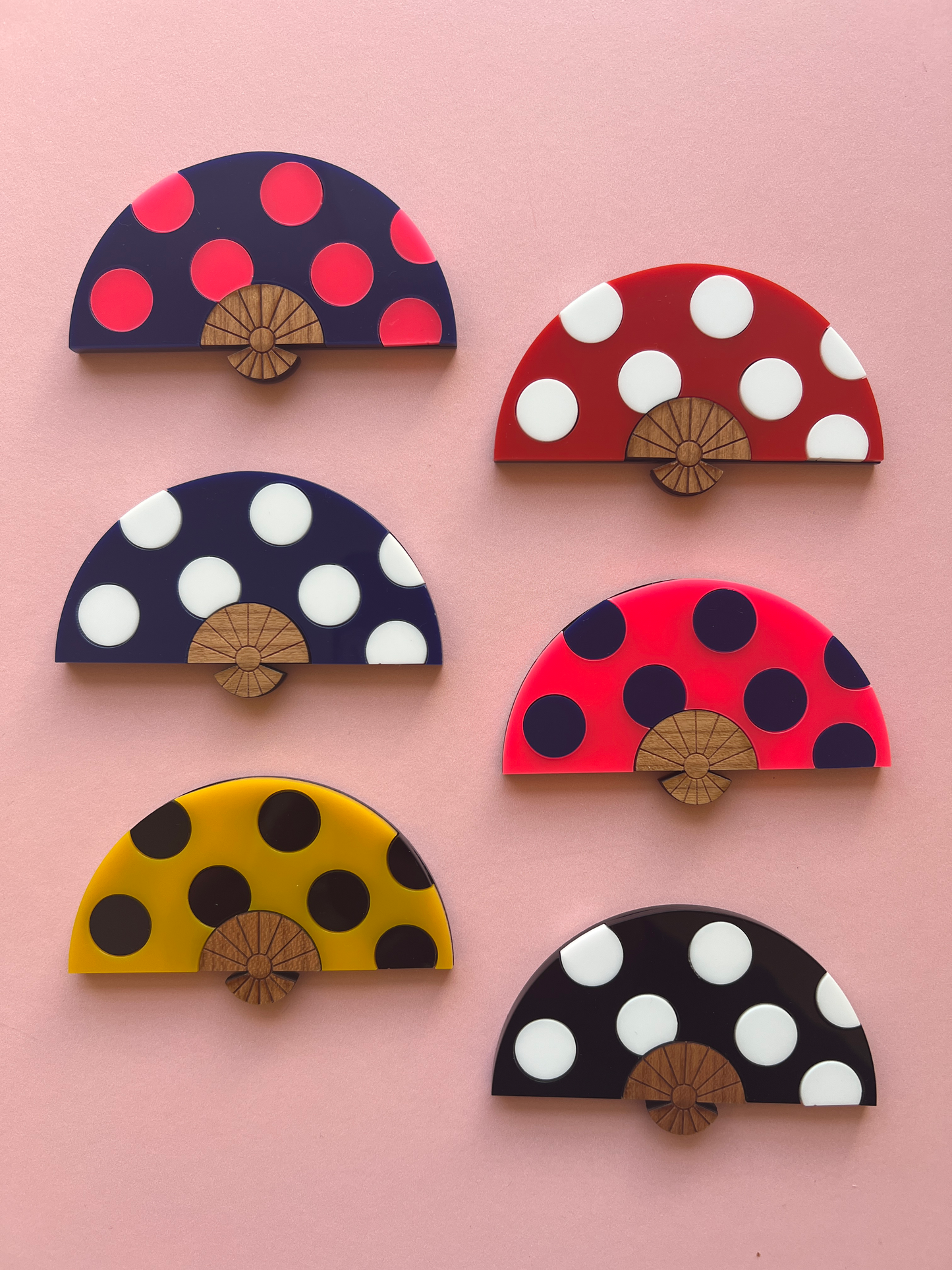 Fan brooch - hot pink / navy polka