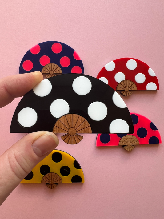 Fan brooch - black/white polka