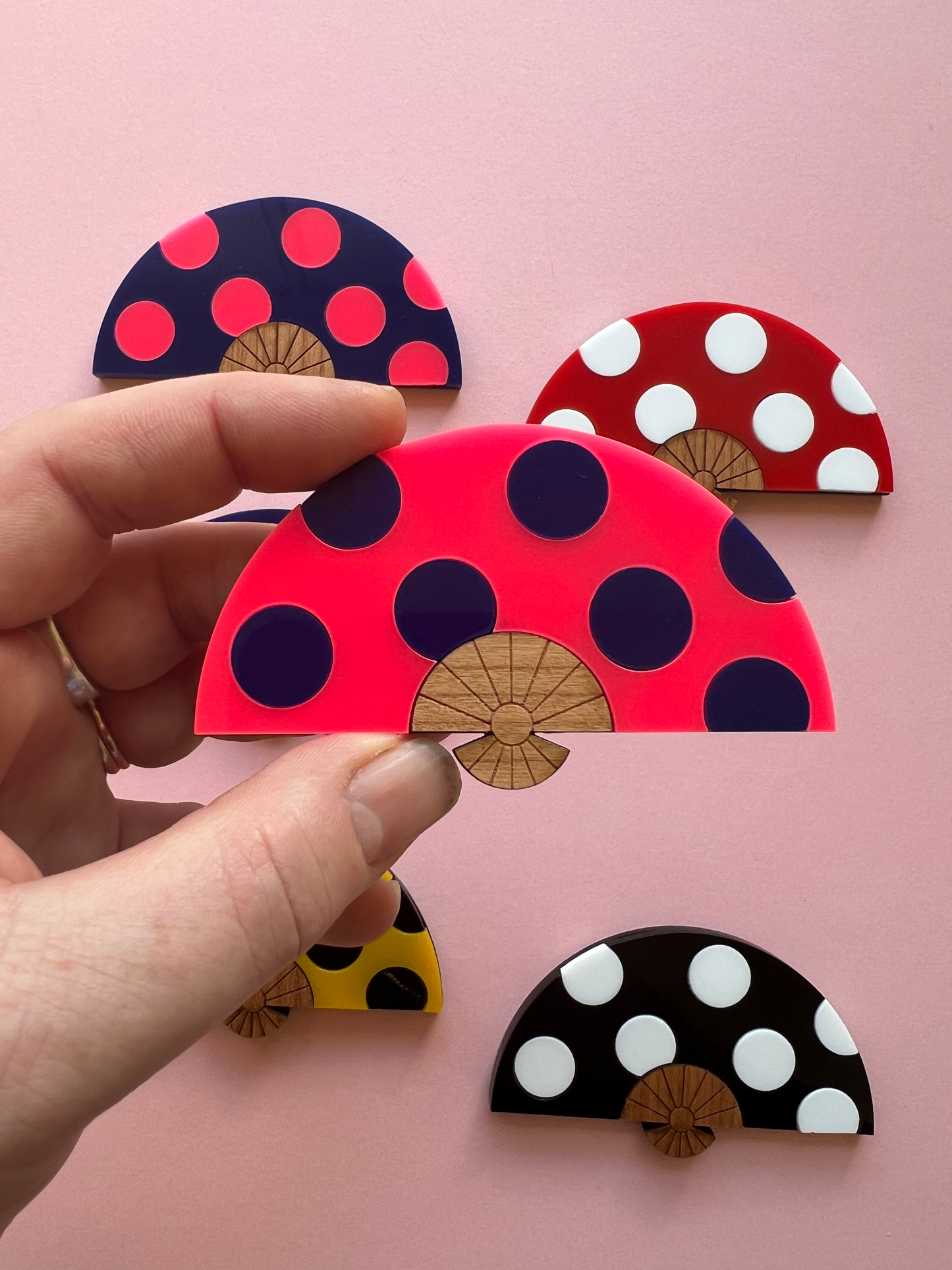 Fan brooch - hot pink / navy polka