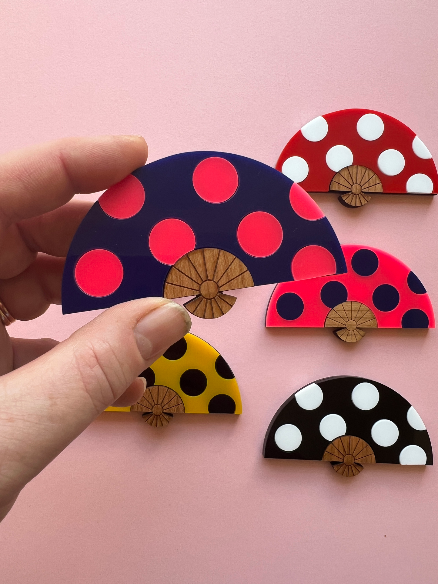 Fan brooch - navy / hot pink polka