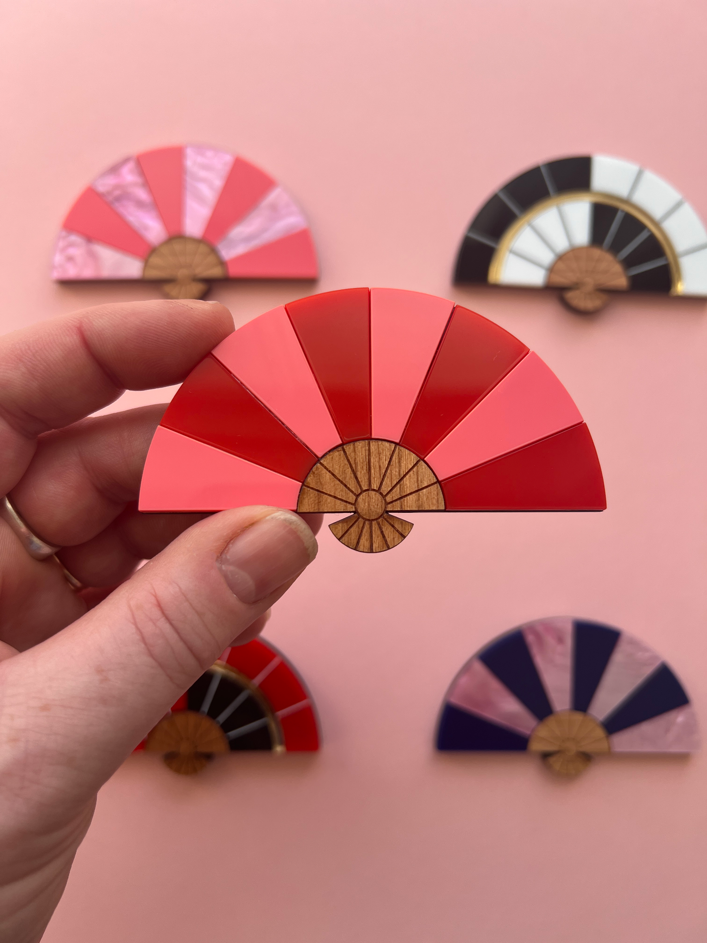 Fan brooch - Pink / Red Stripe