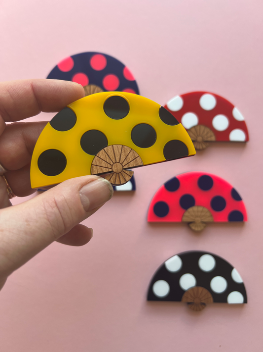 Fan brooch - yellow / black polka